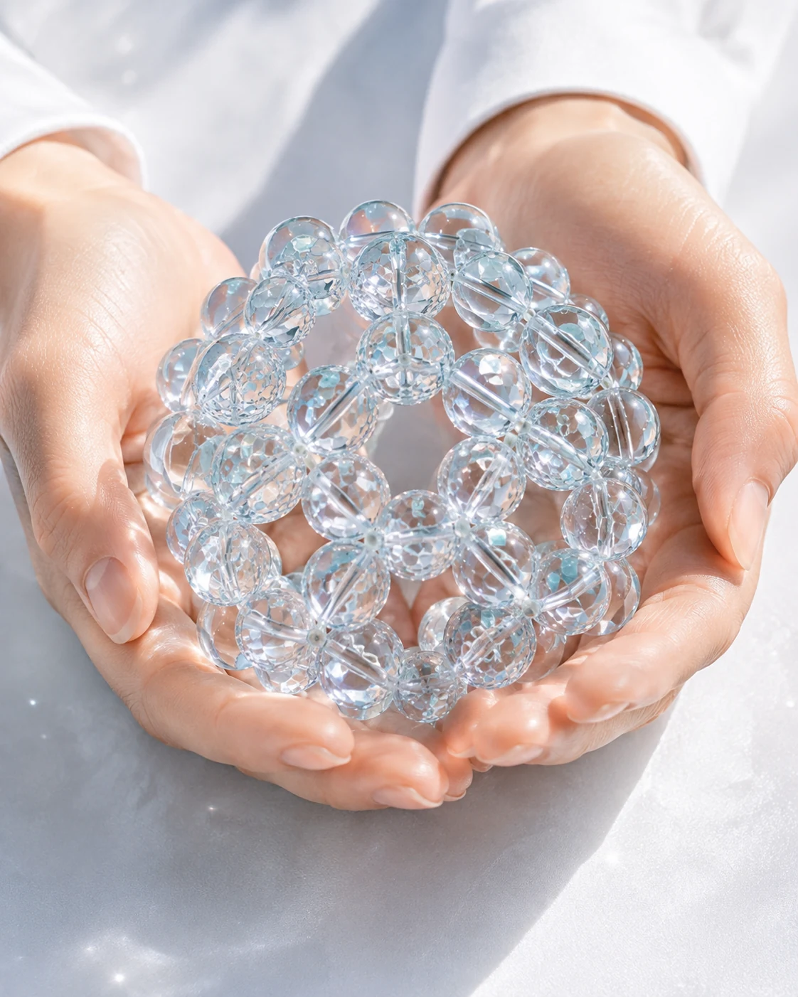 手のひらに載せた水晶球の神聖幾何学フラーレン